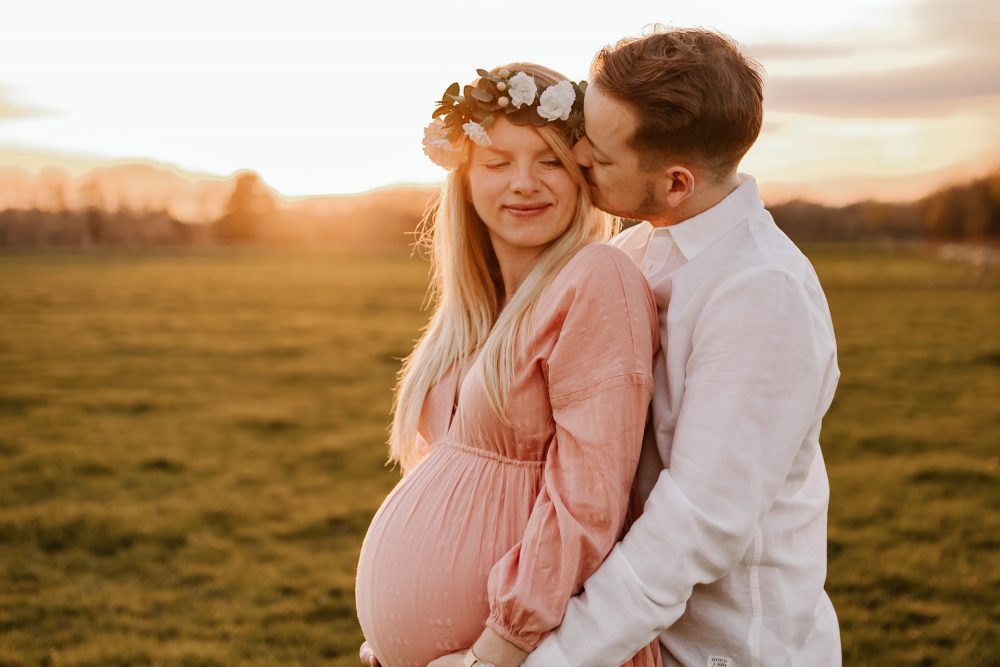 Natürliche Babybauch Fotos Schwangerschaftsshooting Babybauchshooting Pregnancy Freiburg Emmendingen Teningen Lörrach Offenburg liebevoll outdoor
