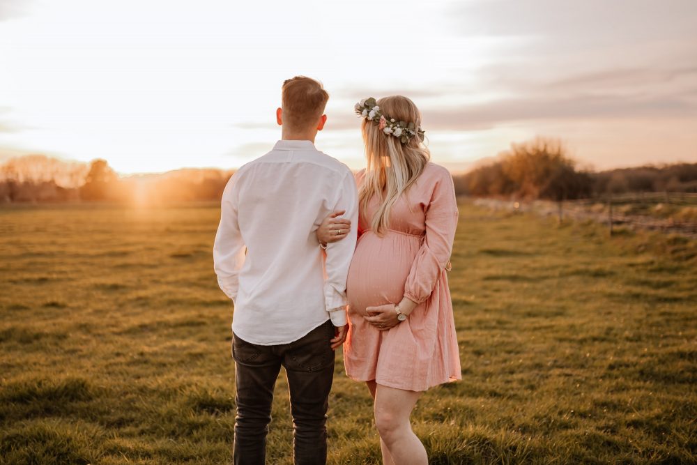 Natürliche Babybauch Fotos Schwangerschaftsshooting Babybauchshooting Pregnancy Freiburg Emmendingen Teningen Lörrach Offenburg liebevoll outdoor