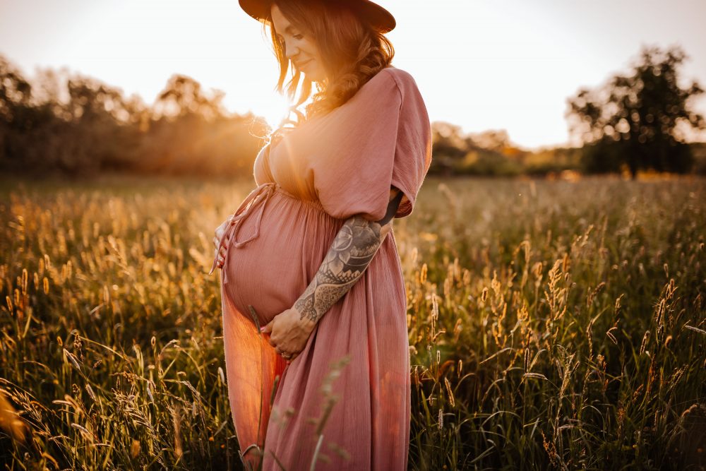 Natürliche Babybauch Fotos Schwangerschaftsshooting Babybauchshooting Pregnancy Freiburg Emmendingen Teningen Lörrach Offenburg liebevoll outdoor