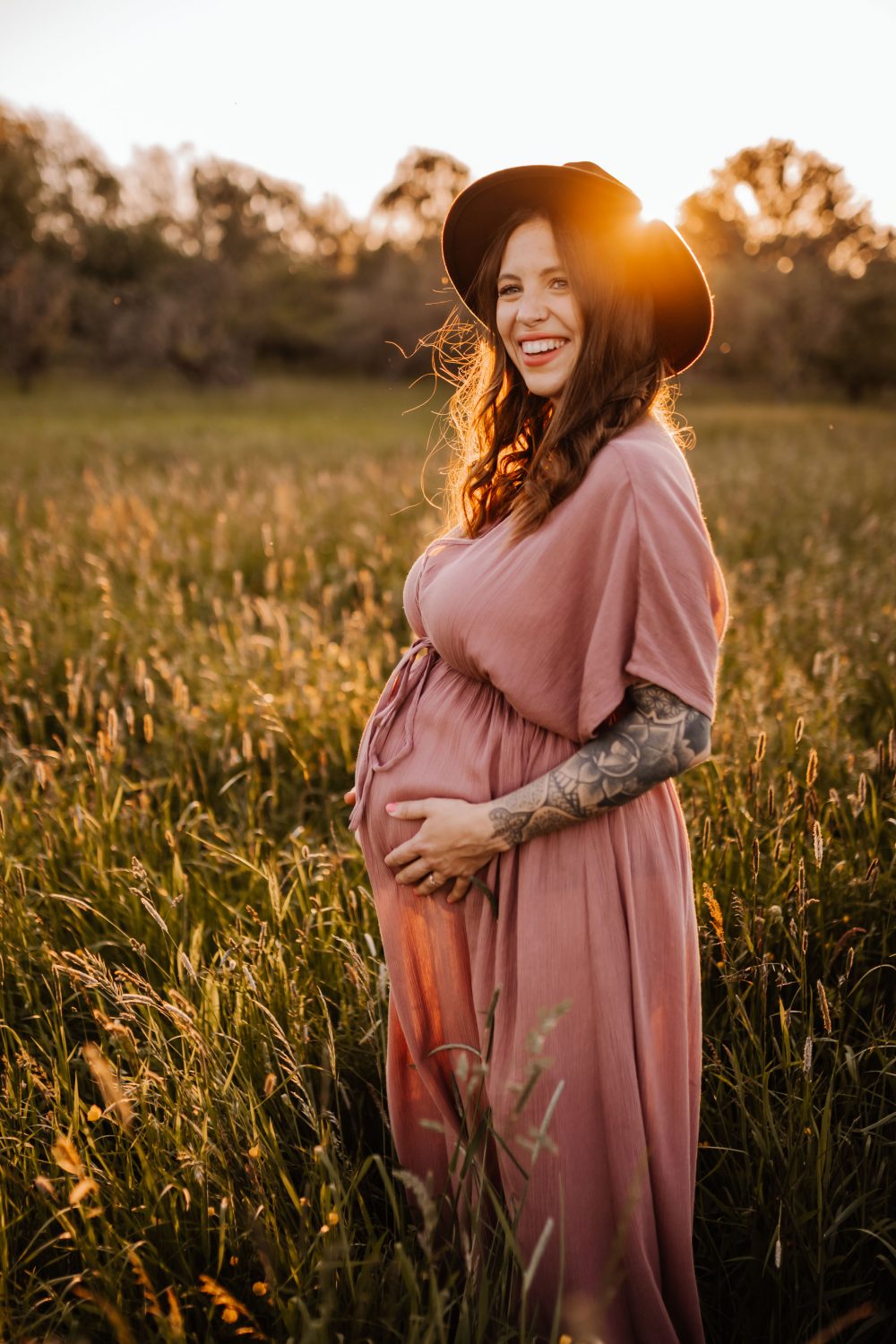 Natürliche Babybauch Fotos Schwangerschaftsshooting Babybauchshooting Pregnancy Freiburg Emmendingen Teningen Lörrach Offenburg liebevoll outdoor
