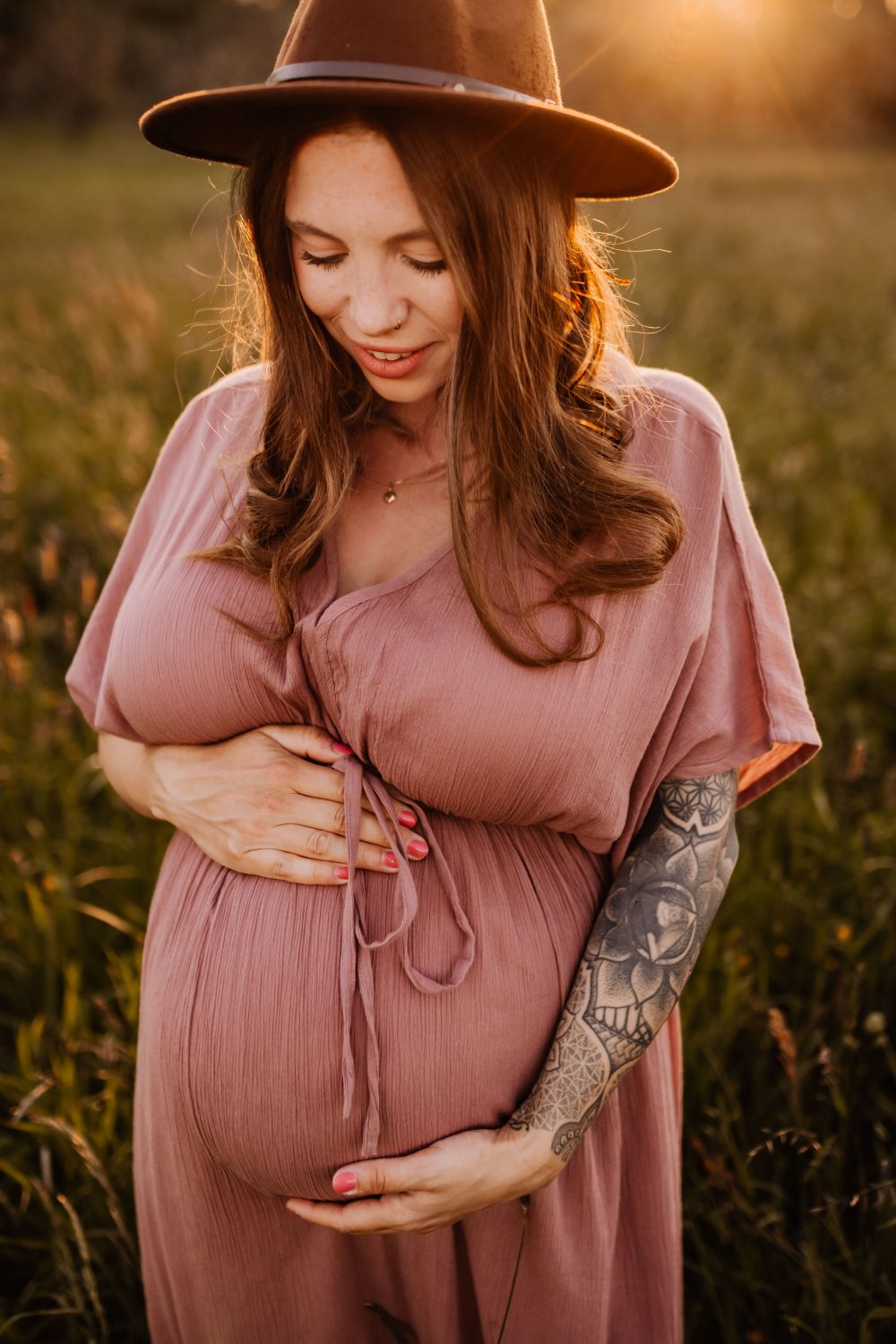 Natürliche Babybauch Fotos Schwangerschaftsshooting Babybauchshooting Pregnancy Freiburg Emmendingen Teningen Lörrach Offenburg liebevoll outdoor