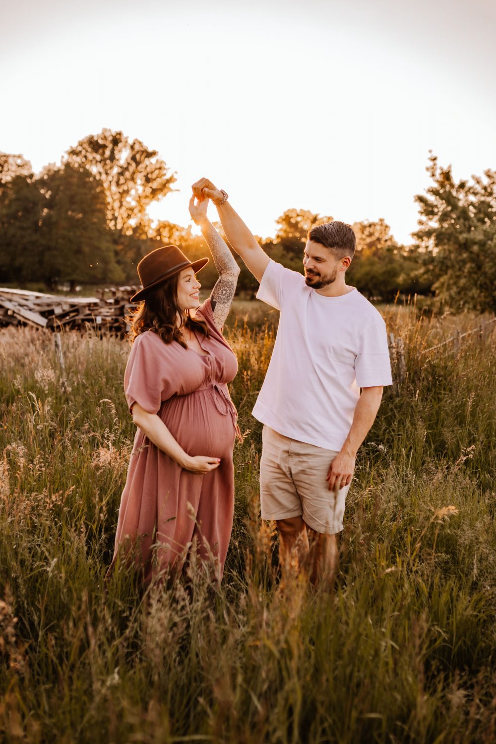 Natürliche Babybauch Fotos Schwangerschaftsshooting Babybauchshooting Pregnancy Freiburg Emmendingen Teningen Lörrach Offenburg liebevoll outdoor