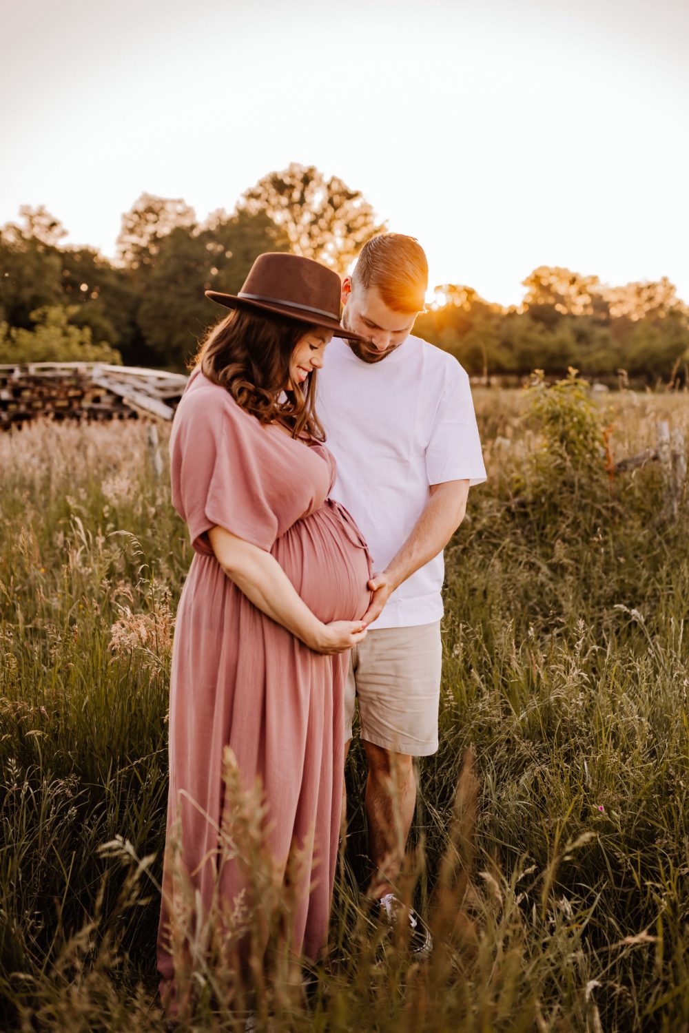 Natürliche Babybauch Fotos Schwangerschaftsshooting Babybauchshooting Pregnancy Freiburg Emmendingen Teningen Lörrach Offenburg liebevoll outdoor