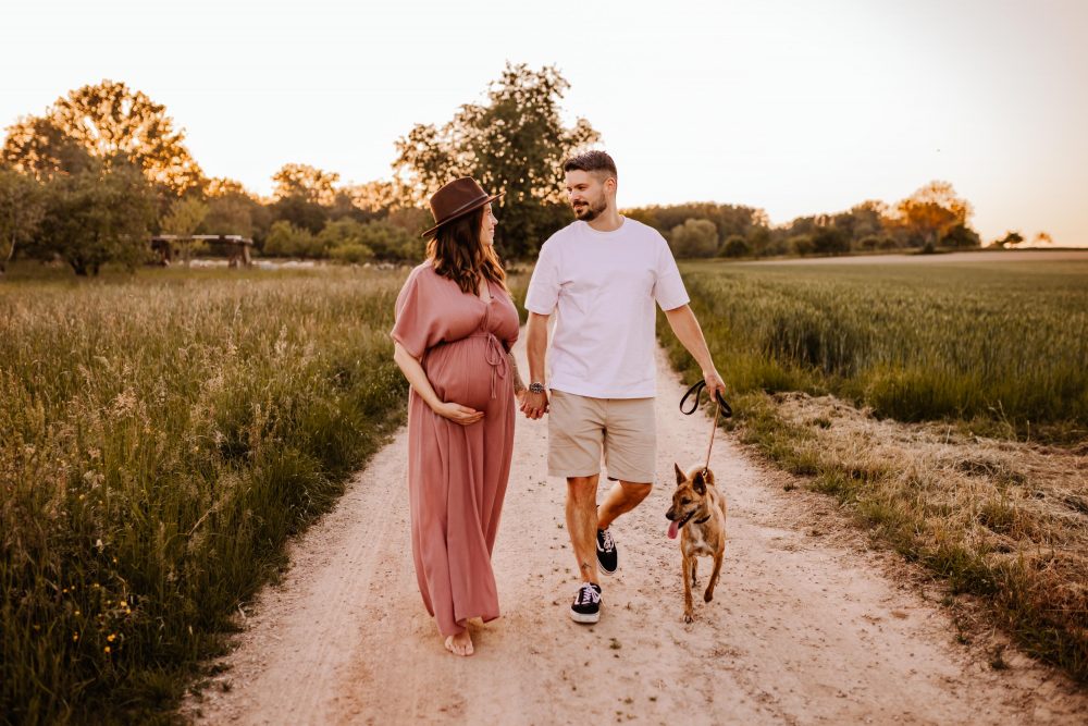 Natürliche Babybauch Fotos Schwangerschaftsshooting Babybauchshooting Pregnancy Freiburg Emmendingen Teningen Lörrach Offenburg liebevoll outdoor