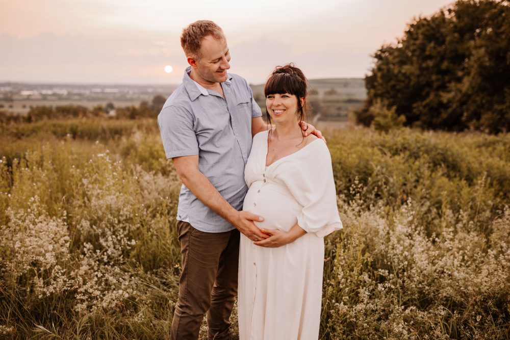 Natürliche Babybauch Fotos Schwangerschaftsshooting Babybauchshooting Pregnancy Freiburg Emmendingen Teningen Lörrach Offenburg liebevoll outdoor