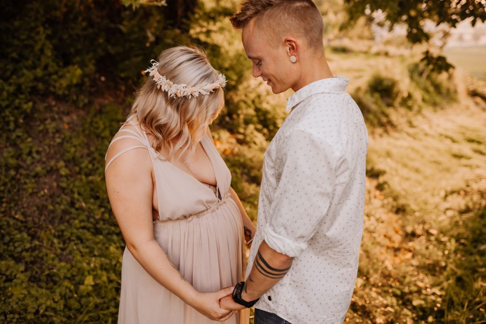 Natürliche Babybauch Fotos Schwangerschaftsshooting Babybauchshooting Pregnancy Freiburg Emmendingen Teningen Lörrach Offenburg liebevoll outdoor