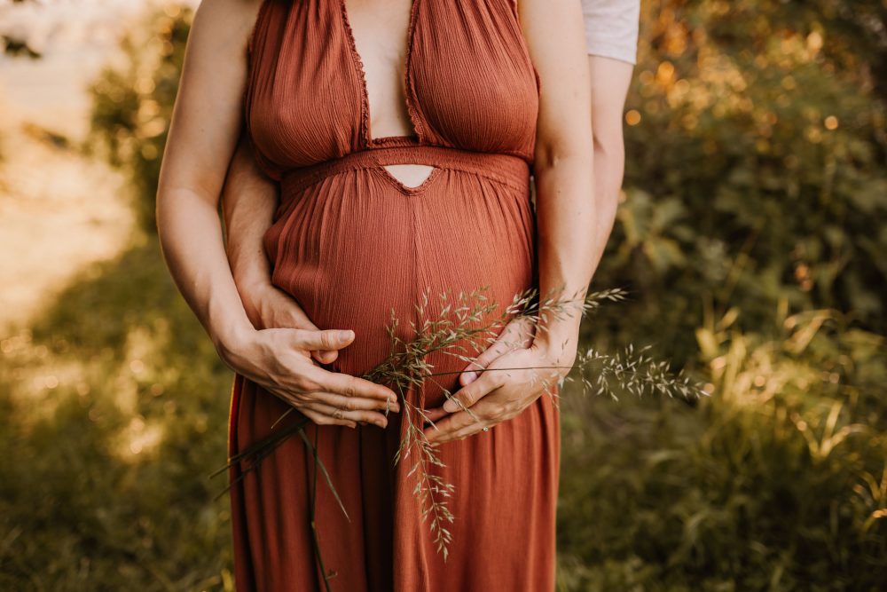 Natürliche Babybauch Fotos Schwangerschaftsshooting Babybauchshooting Pregnancy Freiburg Emmendingen Teningen Lörrach Offenburg liebevoll outdoor