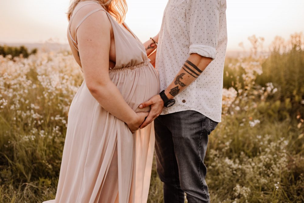 Natürliche Babybauch Fotos Schwangerschaftsshooting Babybauchshooting Pregnancy Freiburg Emmendingen Teningen Lörrach Offenburg liebevoll outdoor
