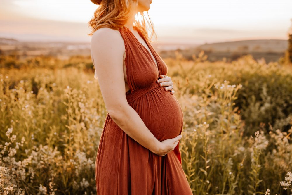 Natürliche Babybauch Fotos Schwangerschaftsshooting Babybauchshooting Pregnancy Freiburg Emmendingen Teningen Lörrach Offenburg liebevoll outdoor