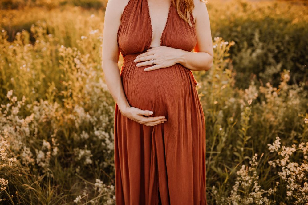 Natürliche Babybauch Fotos Schwangerschaftsshooting Babybauchshooting Pregnancy Freiburg Emmendingen Teningen Lörrach Offenburg liebevoll outdoor