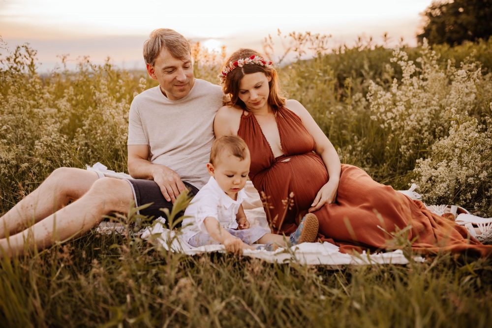 Natürliche Babybauch Fotos Schwangerschaftsshooting Babybauchshooting Pregnancy Freiburg Emmendingen Teningen Lörrach Offenburg liebevoll outdoor