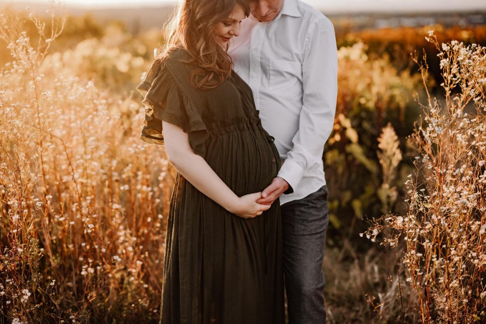 Natürliche Babybauch Fotos Schwangerschaftsshooting Babybauchshooting Pregnancy Freiburg Emmendingen Teningen Lörrach Offenburg liebevoll outdoor