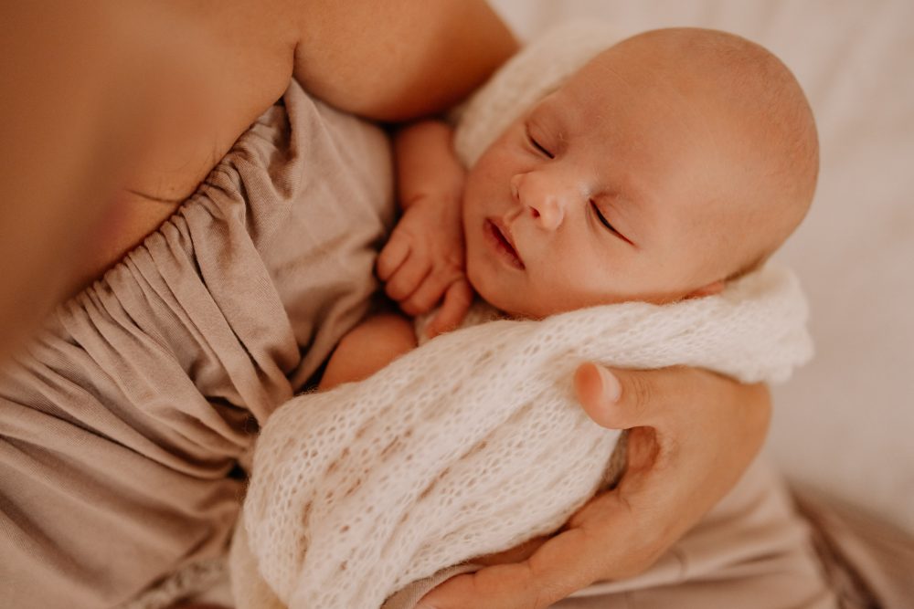 Natürliches Newbornshooting Neugeborenen Fotos Babyshooting Babyfotos indoor Studio Tageslichtstudio Newborn Freiburg Emmendingen Teningen Lörrach Offenburg