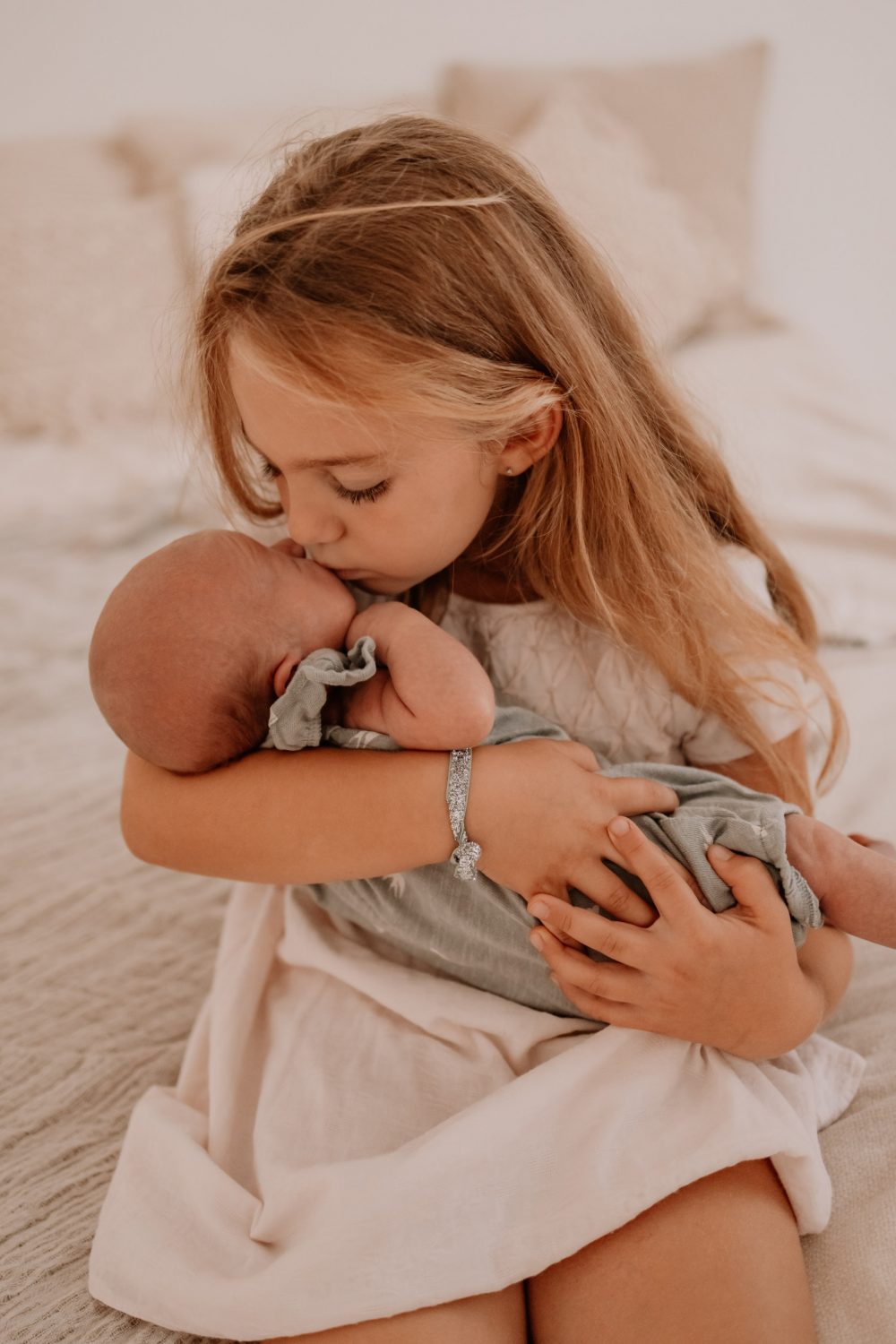 Natürliches Newbornshooting Neugeborenen Fotos Babyshooting Babyfotos indoor Studio Tageslichtstudio Newborn Freiburg Emmendingen Teningen Lörrach Offenburg