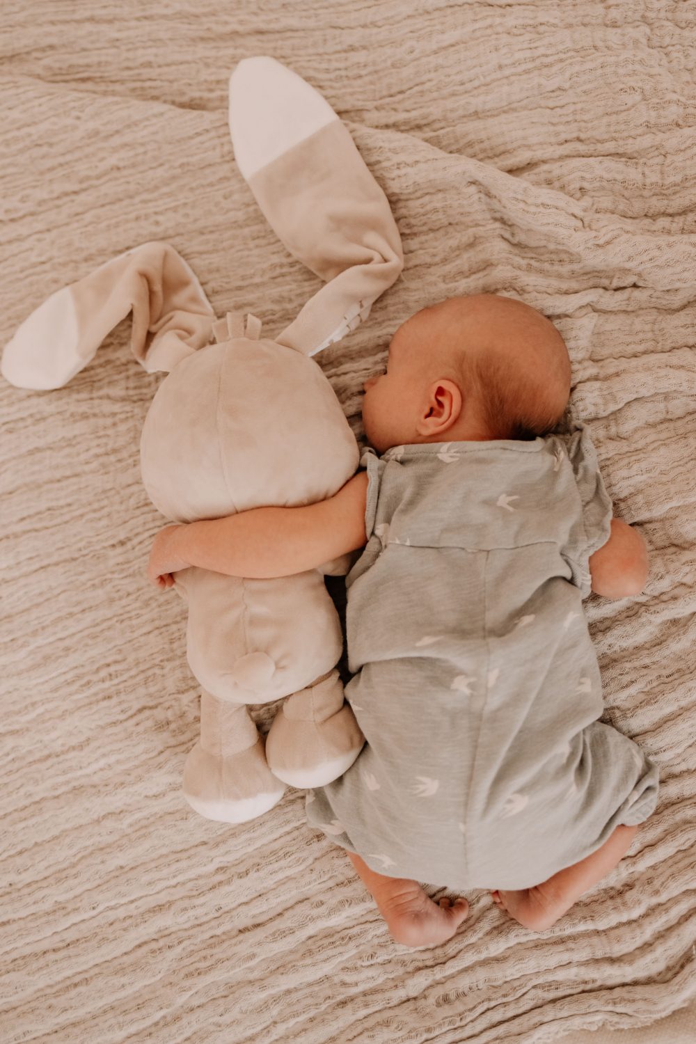 Natürliches Newbornshooting Neugeborenen Fotos Babyshooting Babyfotos indoor Studio Tageslichtstudio Newborn Freiburg Emmendingen Teningen Lörrach Offenburg