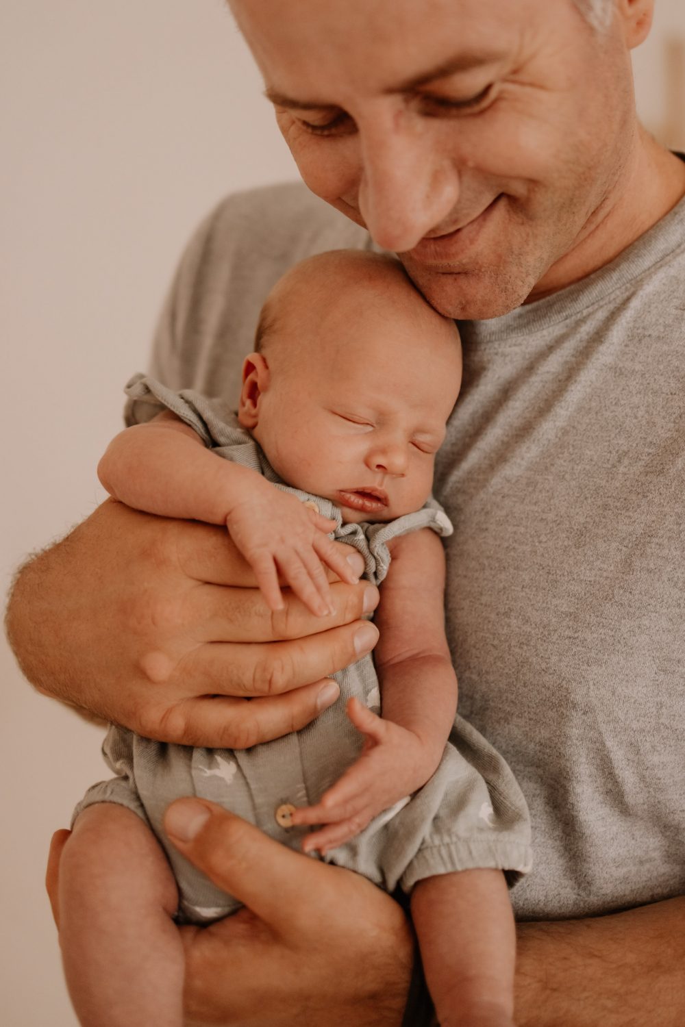Natürliches Newbornshooting Neugeborenen Fotos Babyshooting Babyfotos indoor Studio Tageslichtstudio Newborn Freiburg Emmendingen Teningen Lörrach Offenburg