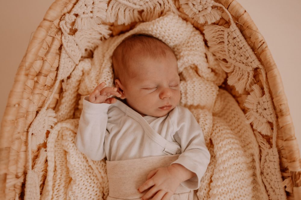 Natürliches Newbornshooting Neugeborenen Fotos Babyshooting Babyfotos indoor Studio Tageslichtstudio Newborn Freiburg Emmendingen Teningen Lörrach Offenburg