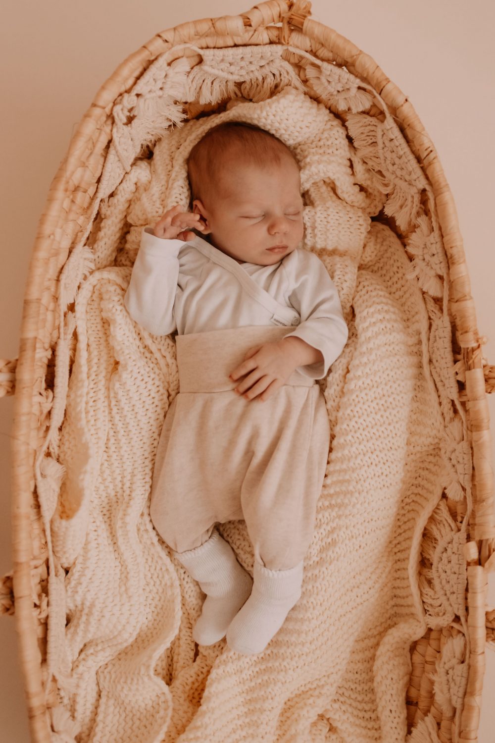 Natürliches Newbornshooting Neugeborenen Fotos Babyshooting Babyfotos indoor Studio Tageslichtstudio Newborn Freiburg Emmendingen Teningen Lörrach Offenburg