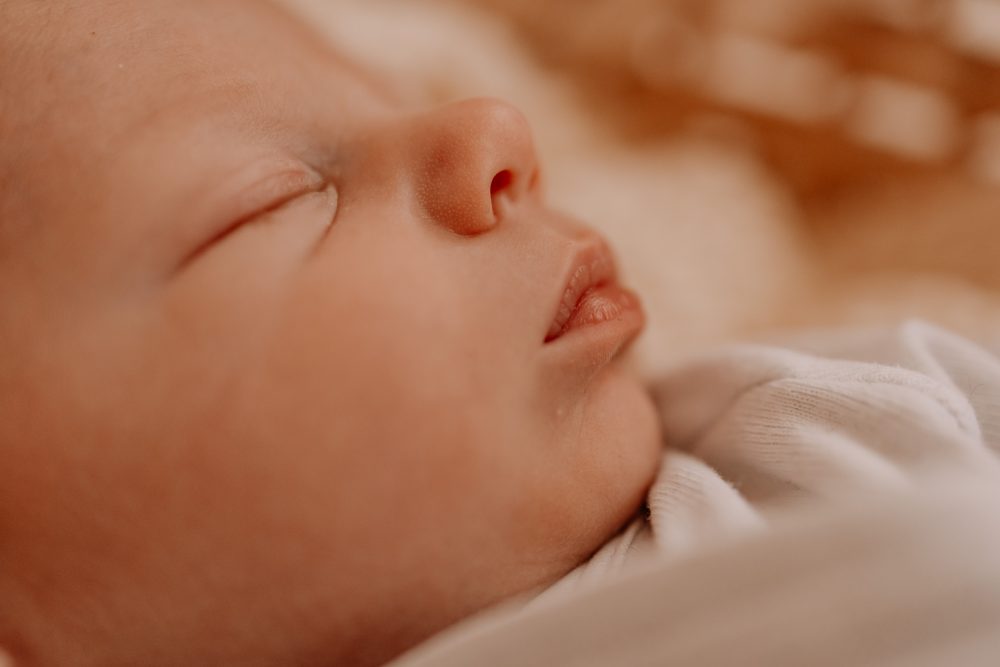 Natürliches Newbornshooting Neugeborenen Fotos Babyshooting Babyfotos indoor Studio Tageslichtstudio Newborn Freiburg Emmendingen Teningen Lörrach Offenburg