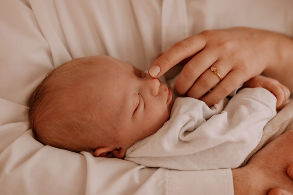 Natürliches Newbornshooting Neugeborenen Fotos Babyshooting Babyfotos indoor Studio Tageslichtstudio Newborn Freiburg Emmendingen Teningen Lörrach Offenburg