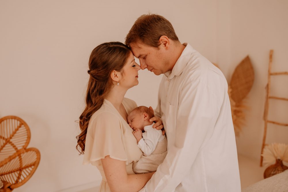 Natürliches Newbornshooting Neugeborenen Fotos Babyshooting Babyfotos indoor Studio Tageslichtstudio Newborn Freiburg Emmendingen Teningen Lörrach Offenburg