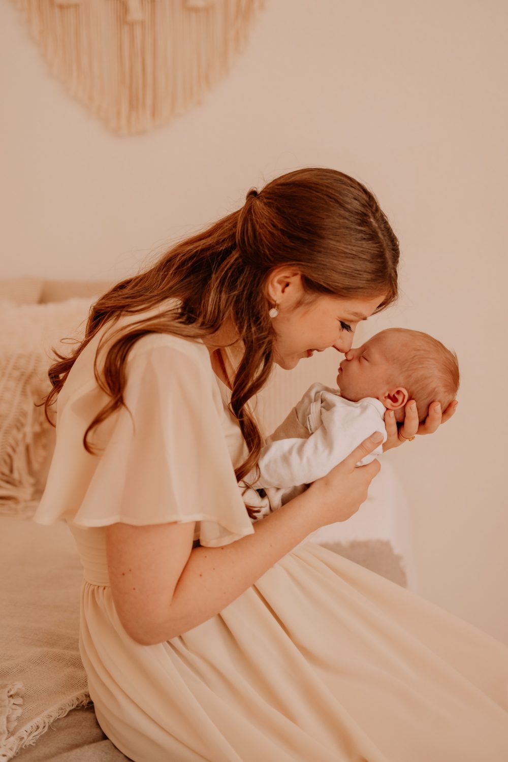 Natürliches Newbornshooting Neugeborenen Fotos Babyshooting Babyfotos indoor Studio Tageslichtstudio Newborn Freiburg Emmendingen Teningen Lörrach Offenburg