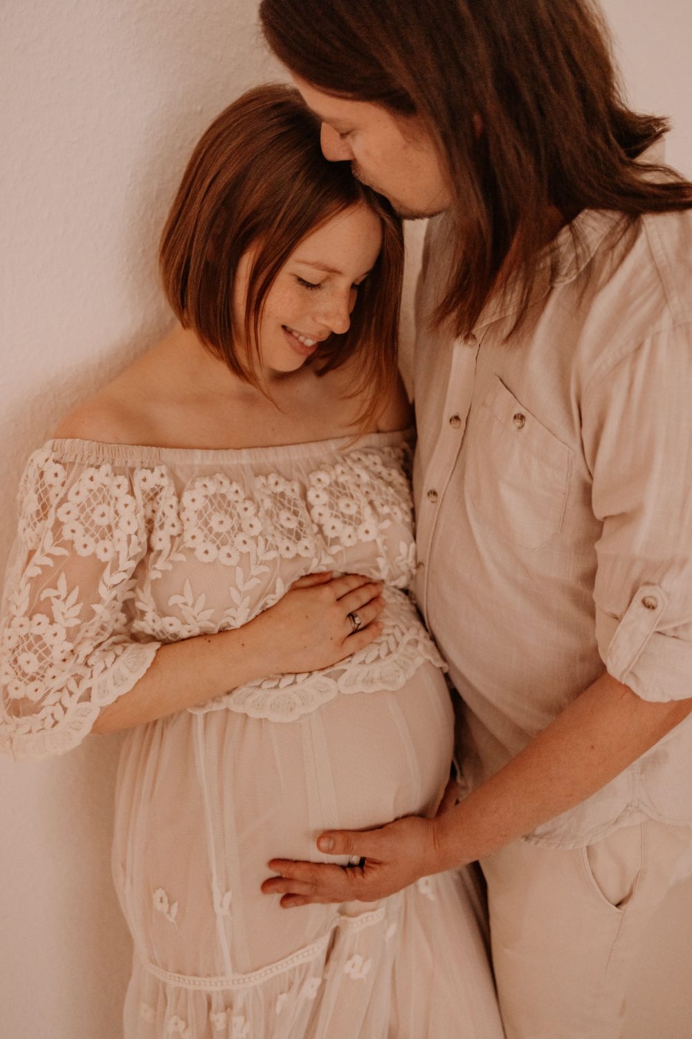 Natürliche Babybauch Fotos Schwangerschaftsshooting Babybauchshooting Pregnancy Freiburg Emmendingen Teningen Lörrach Offenburg indoor Studio Tageslichtstudio