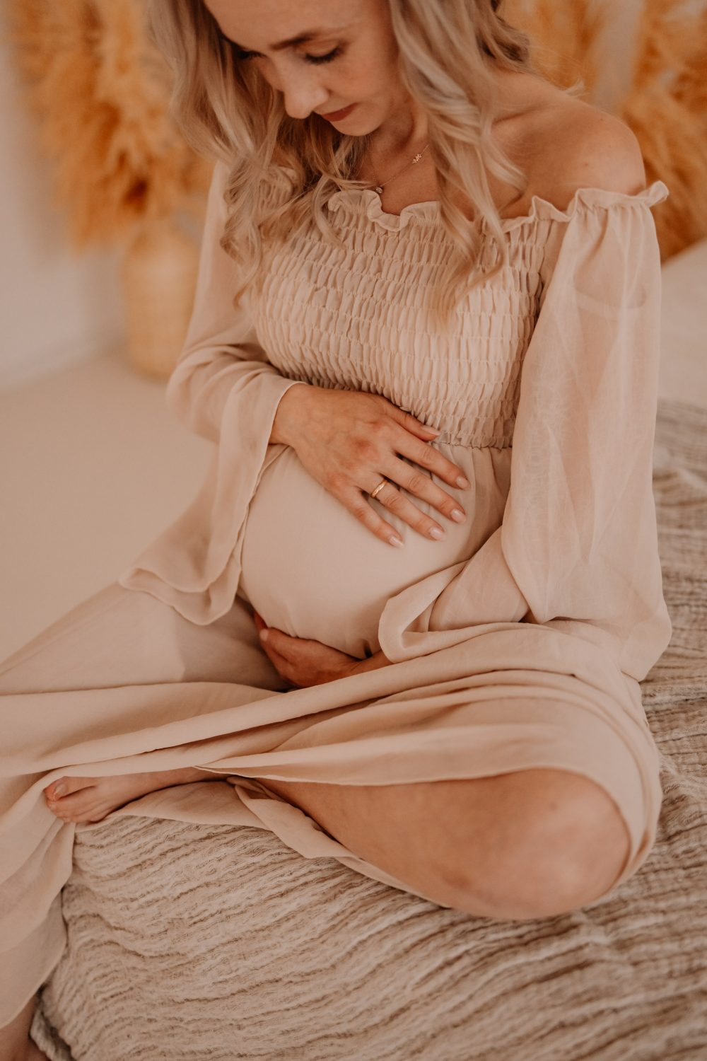 Natürliche Babybauch Fotos Schwangerschaftsshooting Babybauchshooting Pregnancy Freiburg Emmendingen Teningen Lörrach Offenburg indoor Studio Tageslichtstudio