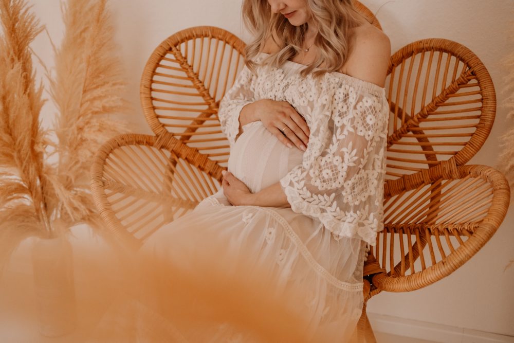 Natürliche Babybauch Fotos Schwangerschaftsshooting Babybauchshooting Pregnancy Freiburg Emmendingen Teningen Lörrach Offenburg indoor Studio Tageslichtstudio