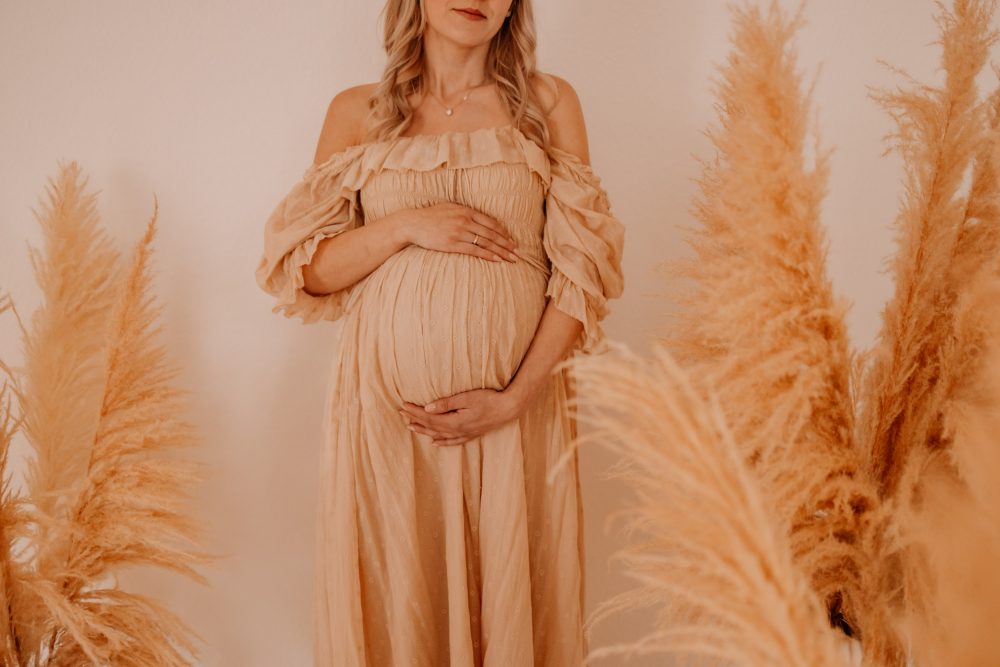 Natürliche Babybauch Fotos Schwangerschaftsshooting Babybauchshooting Pregnancy Freiburg Emmendingen Teningen Lörrach Offenburg indoor Studio Tageslichtstudio