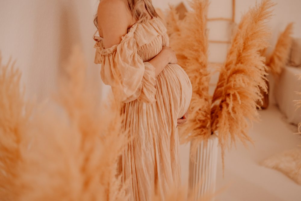 Natürliche Babybauch Fotos Schwangerschaftsshooting Babybauchshooting Pregnancy Freiburg Emmendingen Teningen Lörrach Offenburg indoor Studio Tageslichtstudio