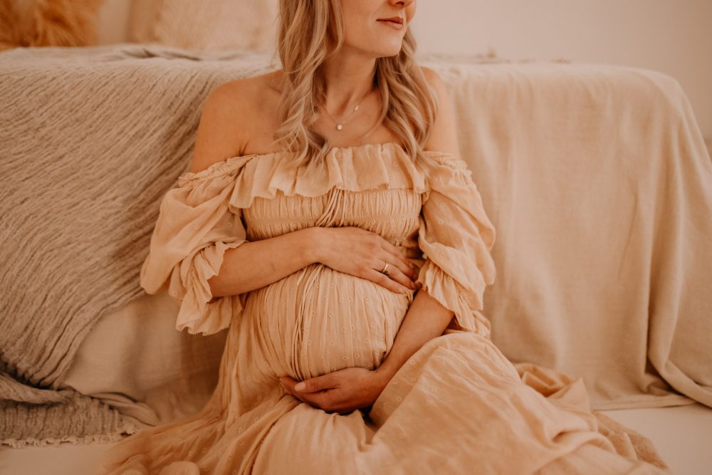 Natürliche Babybauch Fotos Schwangerschaftsshooting Babybauchshooting Pregnancy Freiburg Emmendingen Teningen Lörrach Offenburg indoor Studio Tageslichtstudio