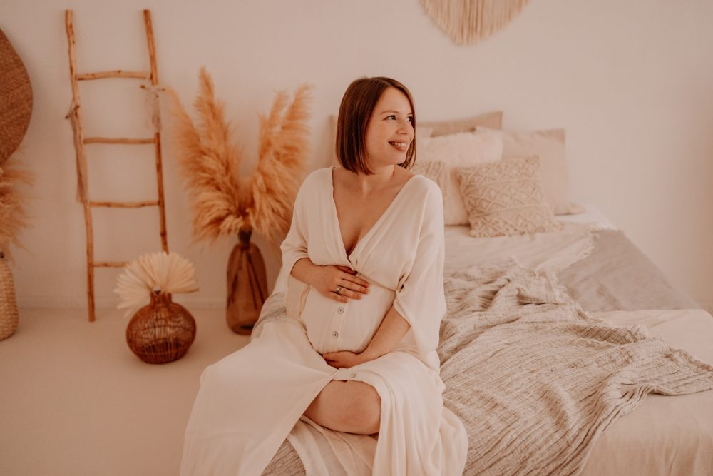 Natürliche Babybauch Fotos Schwangerschaftsshooting Babybauchshooting Pregnancy Freiburg Emmendingen Teningen Lörrach Offenburg indoor Studio Tageslichtstudio