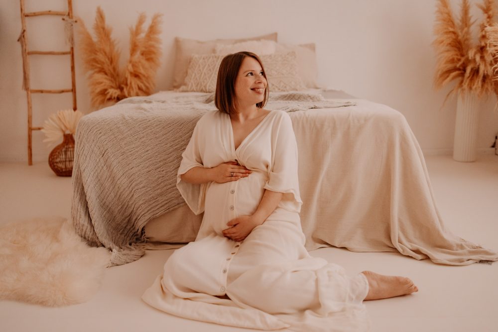 Natürliche Babybauch Fotos Schwangerschaftsshooting Babybauchshooting Pregnancy Freiburg Emmendingen Teningen Lörrach Offenburg indoor Studio Tageslichtstudio