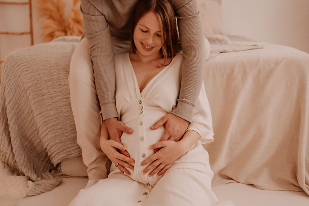 Natürliche Babybauch Fotos Schwangerschaftsshooting Babybauchshooting Pregnancy Freiburg Emmendingen Teningen Lörrach Offenburg indoor Studio Tageslichtstudio