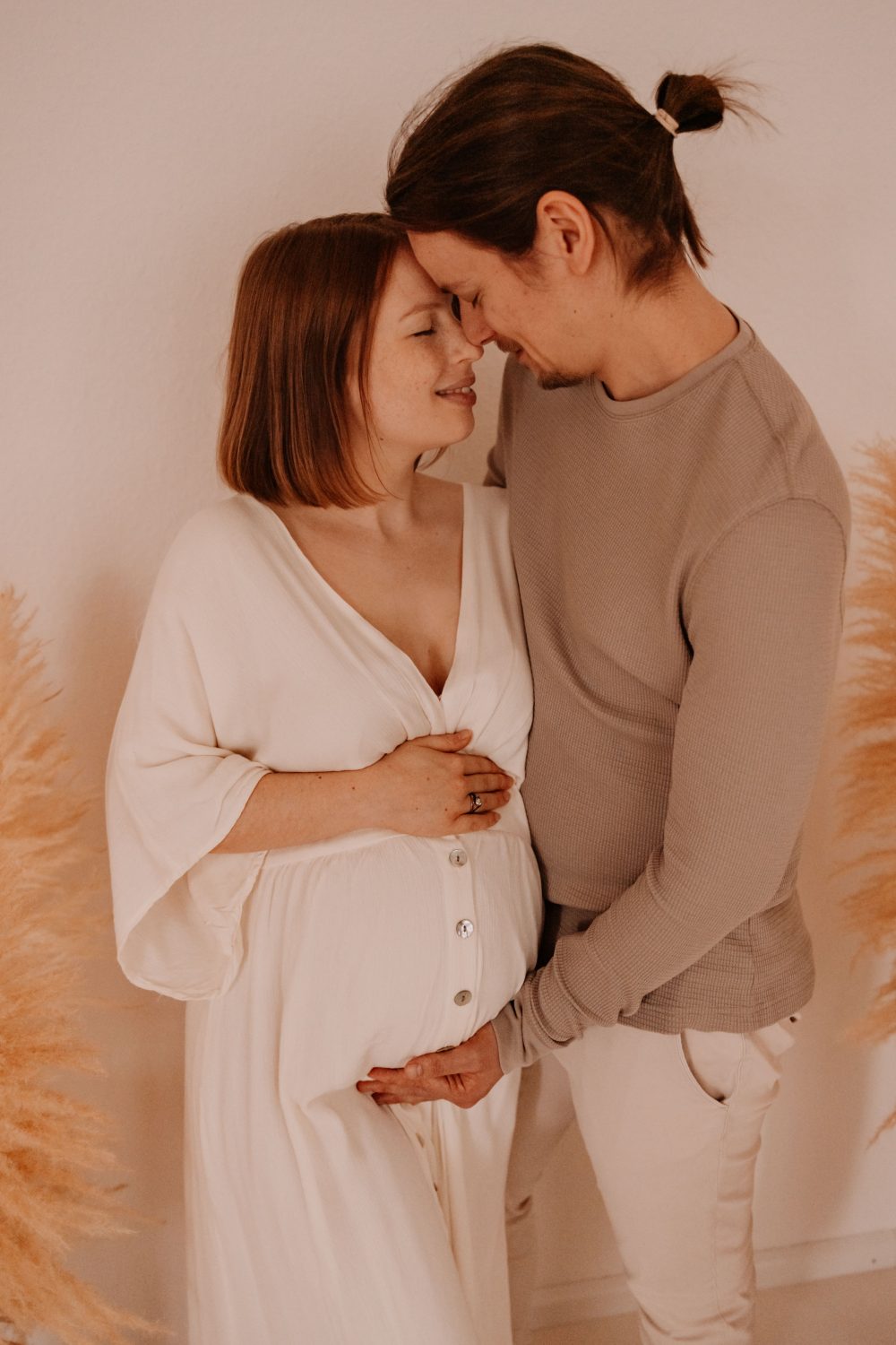 Natürliche Babybauch Fotos Schwangerschaftsshooting Babybauchshooting Pregnancy Freiburg Emmendingen Teningen Lörrach Offenburg indoor Studio Tageslichtstudio