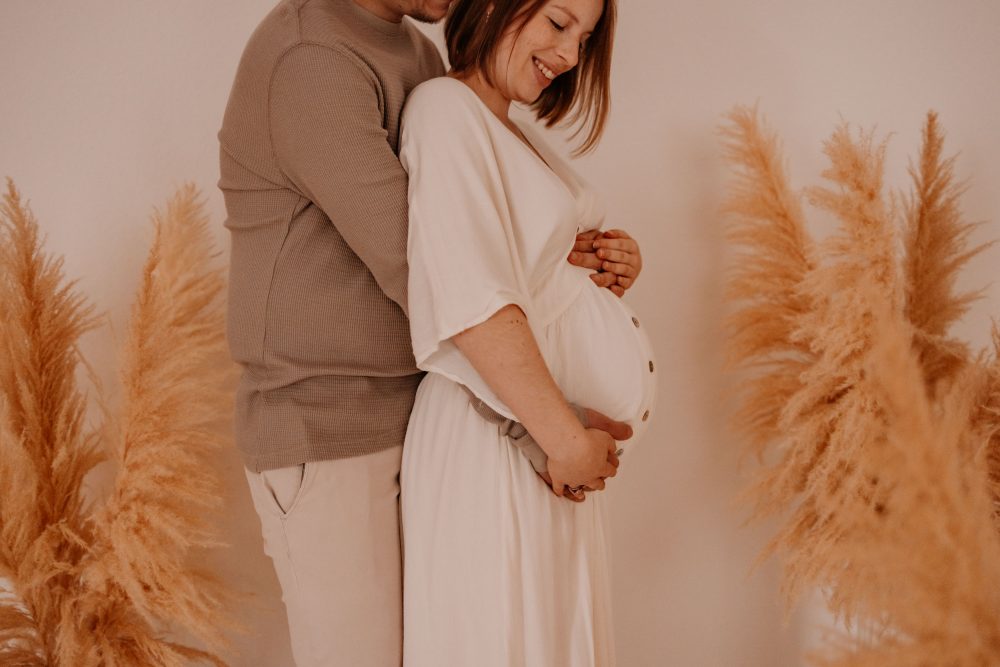 Natürliche Babybauch Fotos Schwangerschaftsshooting Babybauchshooting Pregnancy Freiburg Emmendingen Teningen Lörrach Offenburg indoor Studio Tageslichtstudio