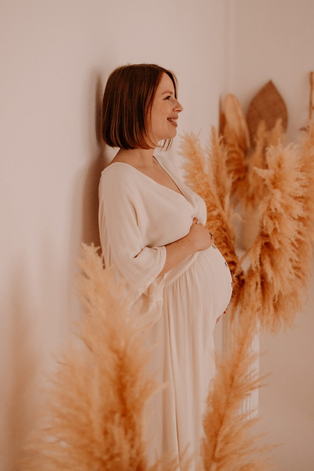 Natürliche Babybauch Fotos Schwangerschaftsshooting Babybauchshooting Pregnancy Freiburg Emmendingen Teningen Lörrach Offenburg indoor Studio Tageslichtstudio